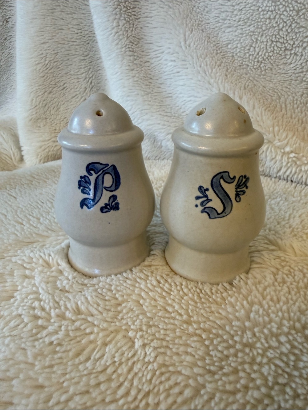 Pfaltzgraff Yorktowne Salt & Pepper Shakers Blue Stoneware Grannycore Vintage